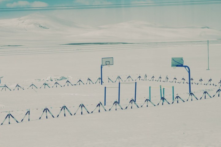 Sân bóng rổ giữa tuyết trắng 