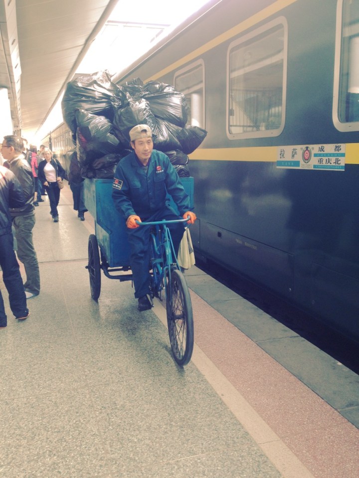 Công nhân thu gom rác tại gare 