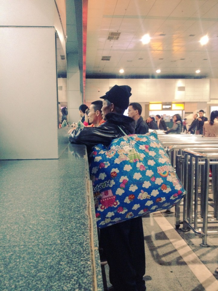 Một hành khách chờ mua vé 