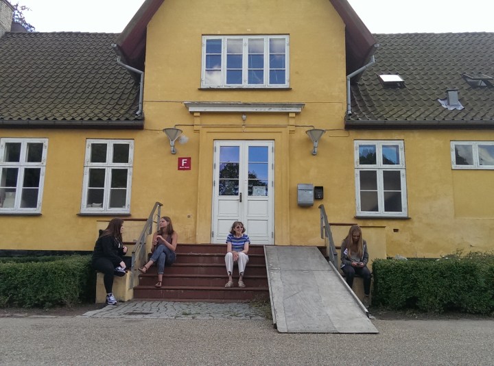 Tận hưởng nắng ấm ở trước cổng manor house