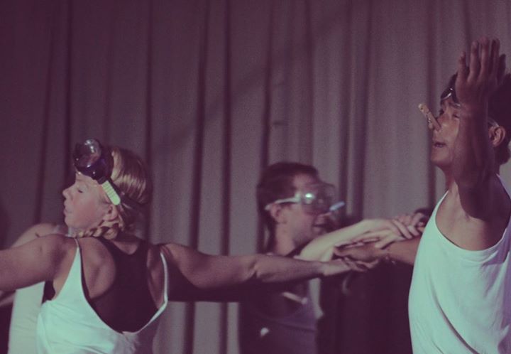 Các thầy cô từ già đến trẻ đều say mê biểu diễn múa hát hết mình 