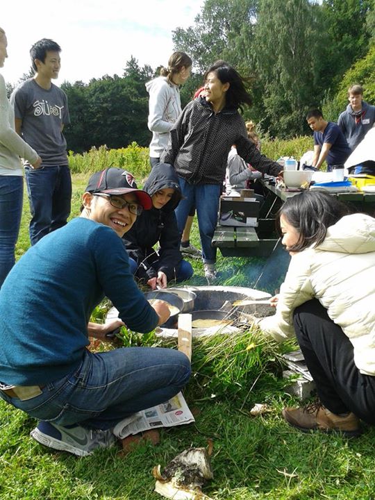 Quân (áo xanh) toe toet rất vui khi nhóm lửa thành công 