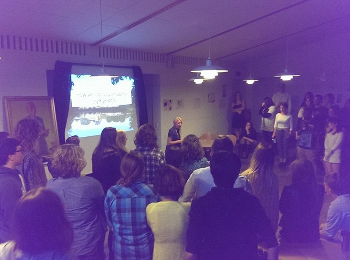 Di chuyển đến phòng sinh hoạt chung để chơi trò chơi tập thể 