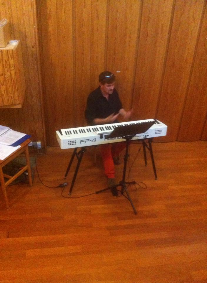 Thầy hiệu trưởng ở vị trí quen thuộc, vừa hướng dẫn, vừa đệm đàn 