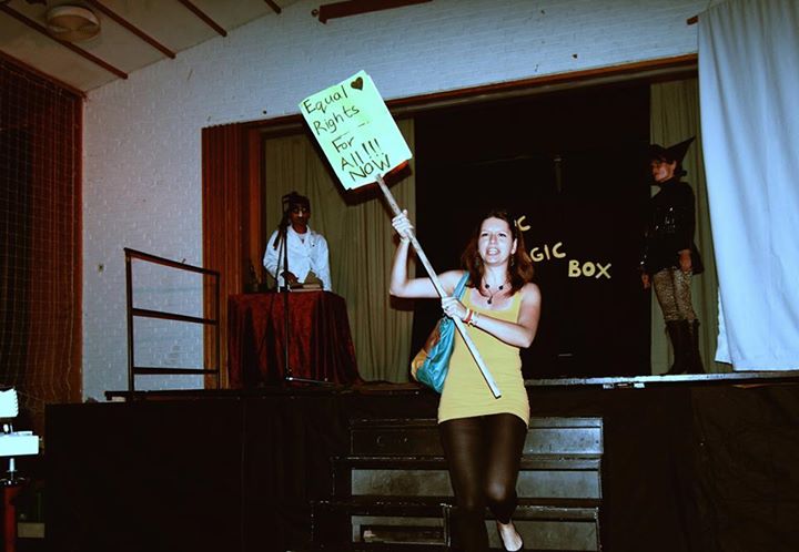 Các thông điệp về giá trị của trường được lồng ghép rất khéo léo