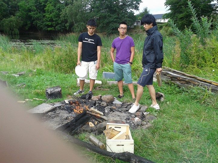 3 chàng trai Á Đông này thì đứng chụp hình 