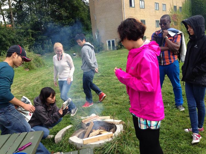 Ngân không quên chụp lại món bánh thành quả của mình 