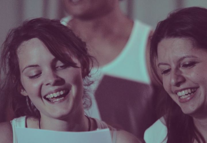 Bogna và Flora - hai student teacher đang say sưa hát 