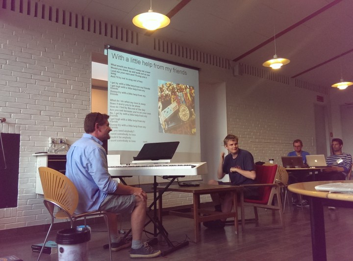 Buổi "hàt với nhau" ở phòng sinh hoạt chung 