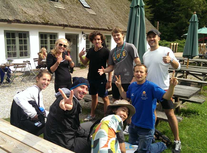 Cả nhóm: Lucian (áo xanh), Santiago (Tóc dài) Mutsumi (đội nón). Palo (bên cạnh Mutsumi), Zoltan (áo trắng ngoài cùng) 