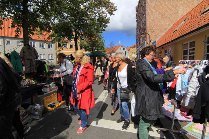 Chợ phiên cuối tuần đã có từ hàng trăm năm và bày bán đủ loại mặt hàng 