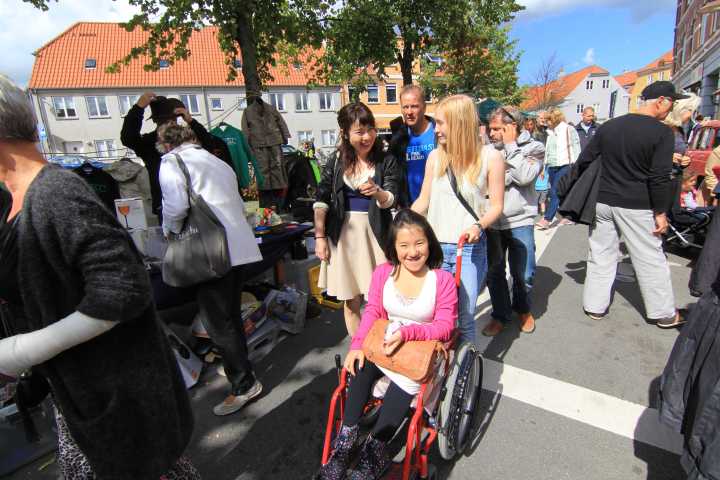 3 cô bạn cũng rủ nhau đi chợ 