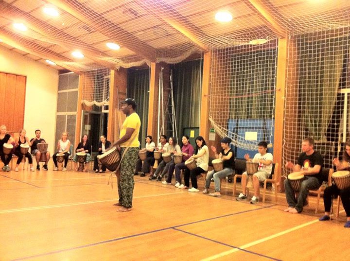 Thầy gíao ở giữa hướng dẫn chúng tôi