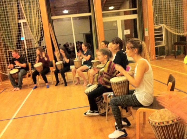 Chúng tôi mỗi người ôm một cái trống