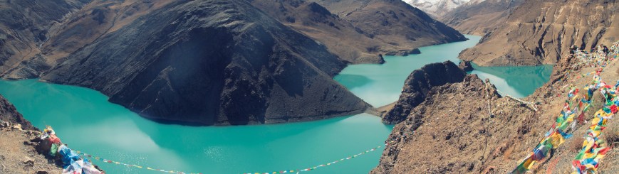 It's incredible the color of the lake and the sky 