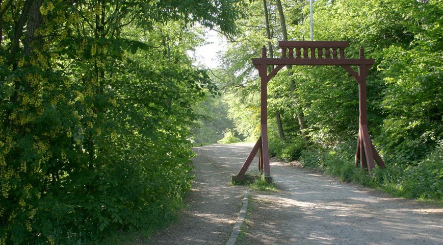 1280px-Gate_at_Marielundsskoven-Forest_in_Kolding_Denmark_2009-25-05