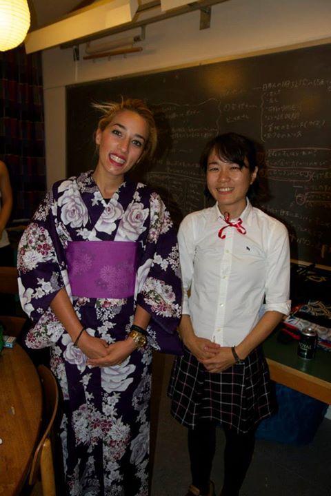 Mutsumi cười rất tươi với Christina 