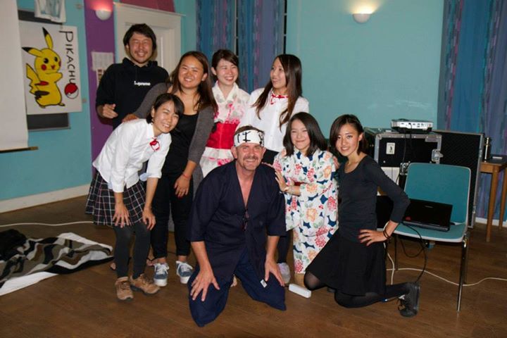 Các bạn Nhật chụp chung với thầy hiệu trưởng Soren 