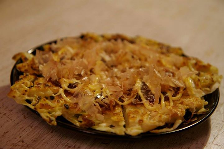 Bánh xèo theo kiểu Nhật Bản được phục vụ 