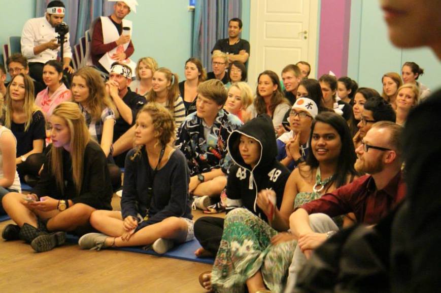 Không gian đầu tiên để tham gia chương trình. Mọi người được yêu cầu mặc sao cho Nhật nhất 