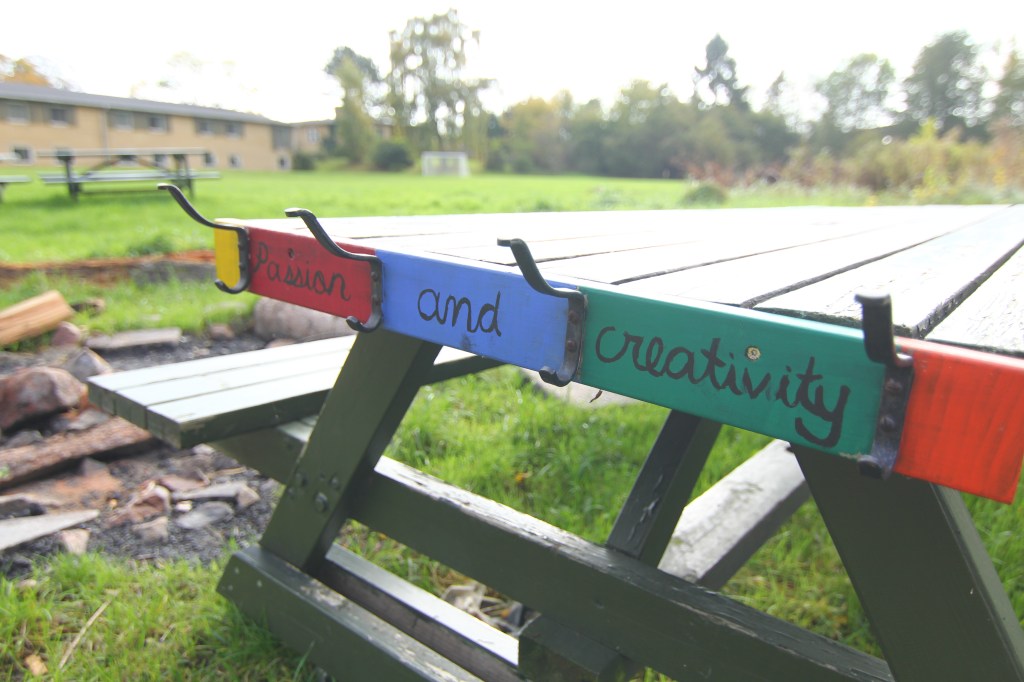 Một cái bàn do sinh viên Art and Craft đóng ở IPC  với thông điệp về niềm đam mê và sự sáng tạo 