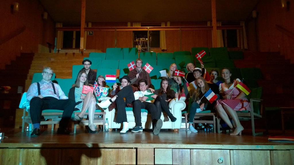 Đây là các thành viên đến từ các quốc gia Tây Âu (Western Europe) mang đến một sân khấu và những màn trình diễn của Cultural Evening do Sinh viên thực hiện tại IPC 