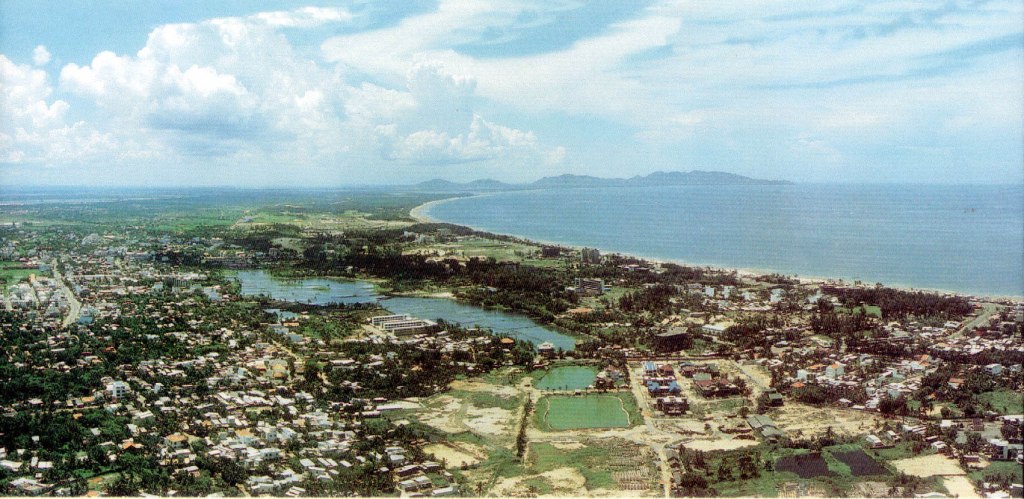 Toàn cảnh thành phố ven biển Vũng Tàu với các khu vực đất và mảng xanh, có bãi biển và biểu tượng của thiên nhiên và cuộc sống đô thị.