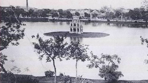 Nhà máy đèn Bờ Hồ (cột khói phía trái ảnh).