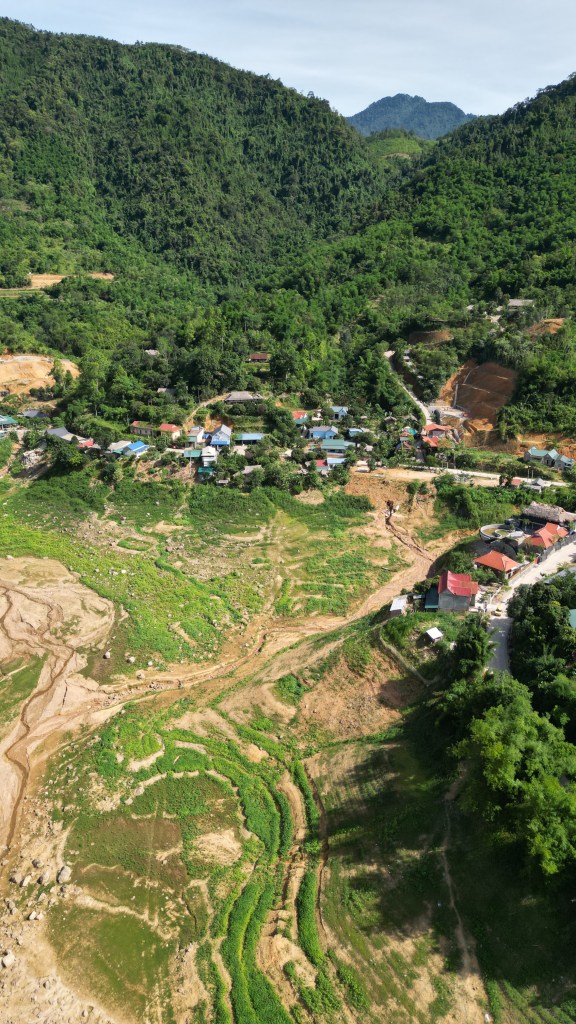 Nhìn từ trên cao lác đác nhà chen cùng cây cỏ