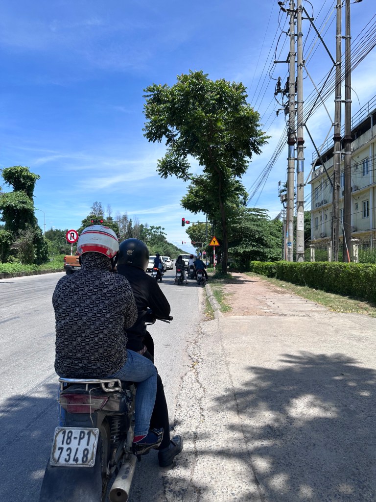 Chờ đèn đỏ dưới bóng râm để tránh nắng